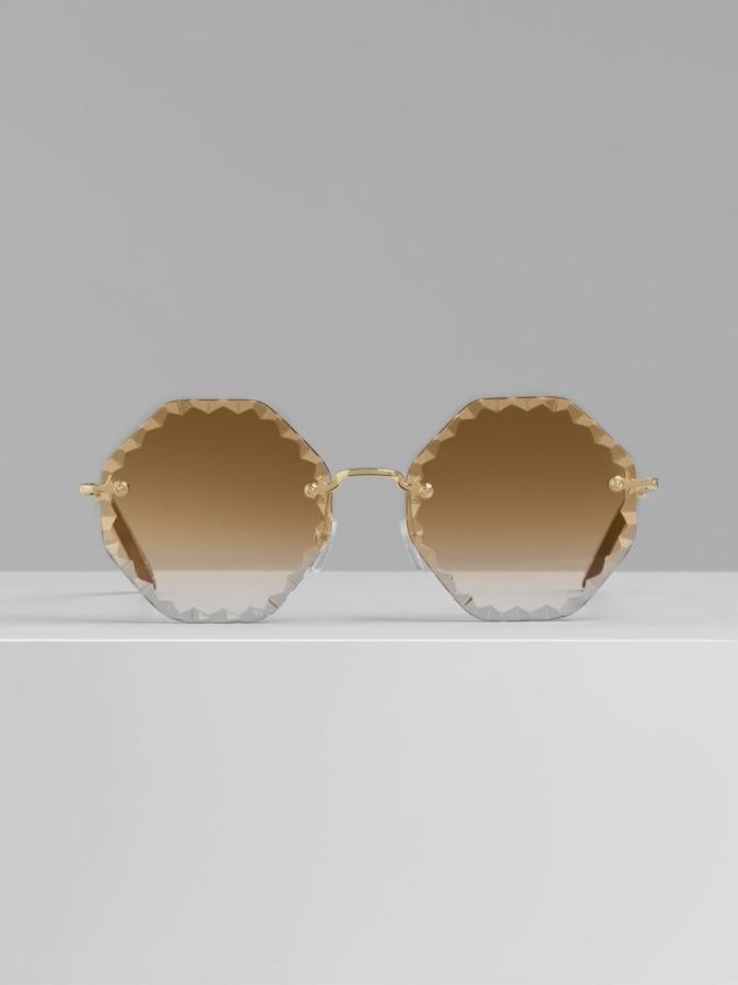 Gafas de sol. La línea Rosie se reinventa en una forma octogonal y se crea una silueta fuerte pero ligera. Sus lentes en color ocre realzan el atractivo retro, complementado con el elegante metal dorado. Son de Chloé y cuestan 315 euros.