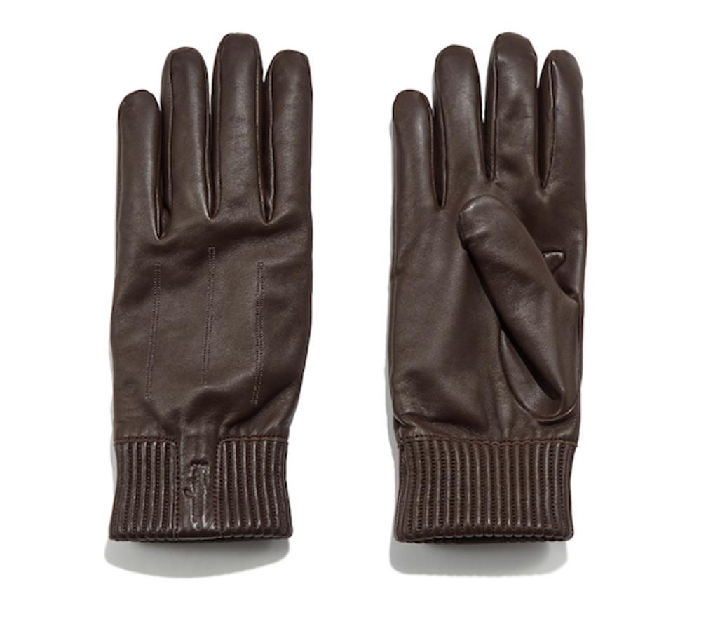 Guantes. Una de las mejores opciones en estas fechas de bajas temperaturas. Los guantes de la imagen son los clásicos de piel de cordero sde Salvatore Ferragamo. Su precio es de 350 euros.