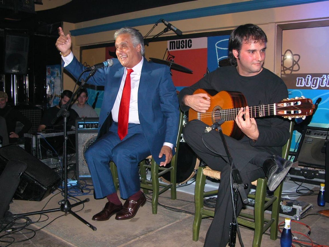 Chiquetete cantando en un acto en Utrera