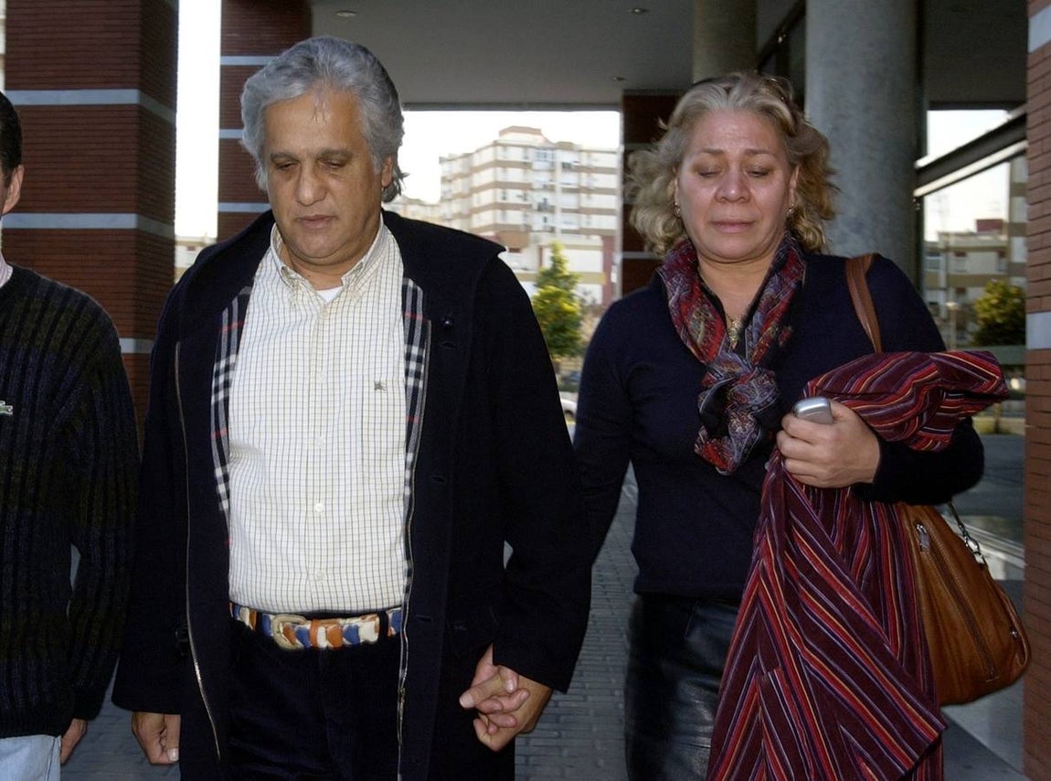 Chiquetete en el velatorio de Paco Gandía en 2004 junto a Carmen Gahona