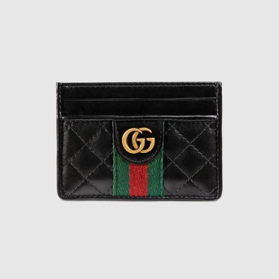 Tarjetero. ¿Qué mujer no usa un tarjetero? Este de Gucci con el logotipo de doble G es de piel y cuesta 240 euros.