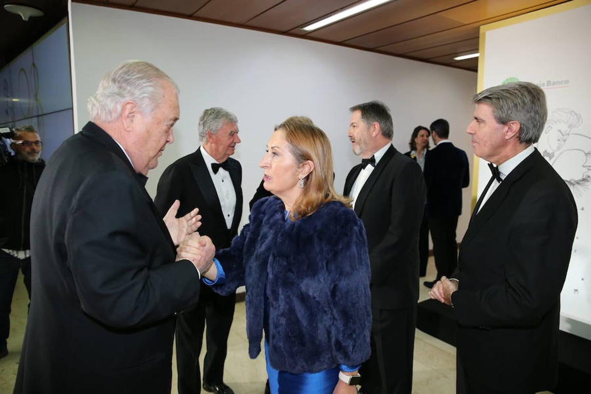 La presidenta del Congreso de los Diputados saluda al Presidente de Honor de Vocento, Santiago Ybarra. 