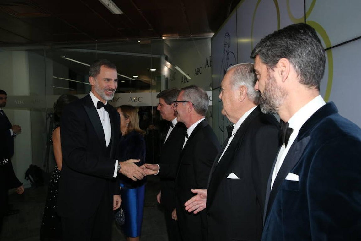 Don Felipe y Doña Letizia saludan a la presidenta del Congreso Diputados, Ana Pastor, al presidente de la Comunidad de Madrid, Ángel Garrido, al ministro de Cultura, José Guirao, al Presidente de Honor de Vocento, Santiago Ybarra al Consejero Delegado de Vocento, Luis Enríquez. 