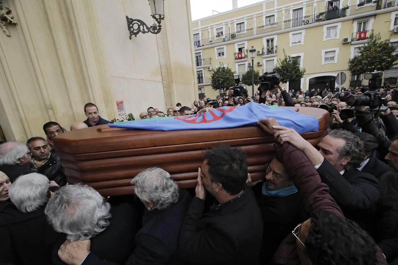 Adiós multitudinario a Chiquetete en Sevilla