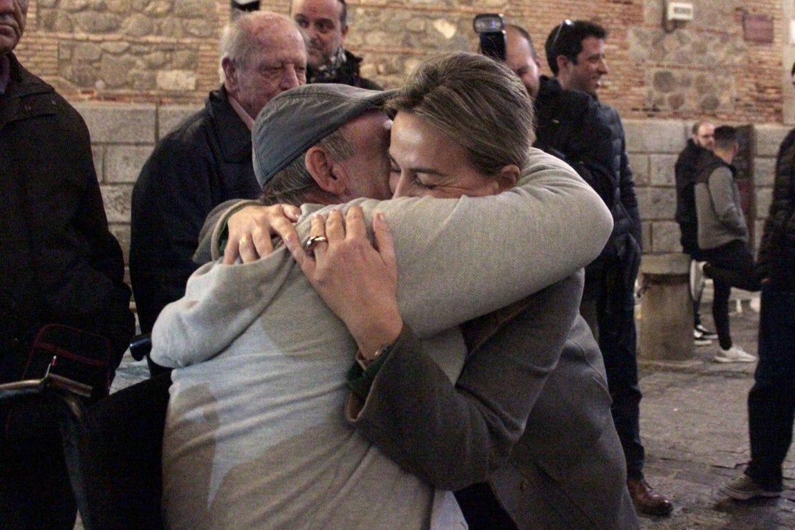 Los taxistas enseñan la navidad iluminada a los mayores