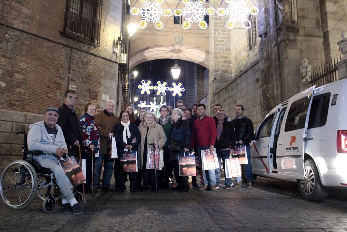 Los taxistas enseñan la navidad iluminada a los mayores