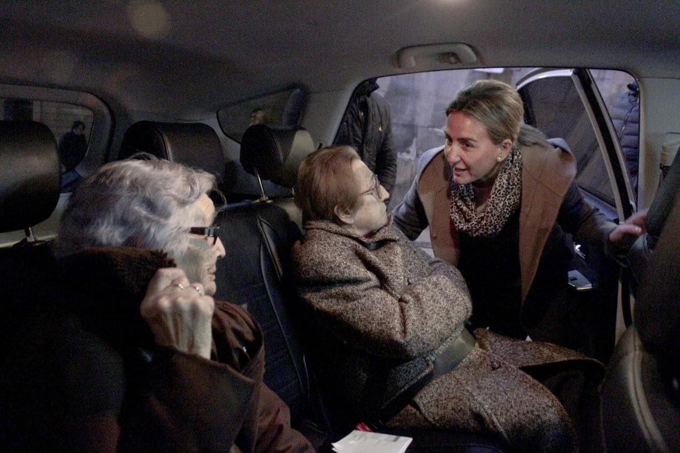 Los taxistas enseñan la navidad iluminada a los mayores