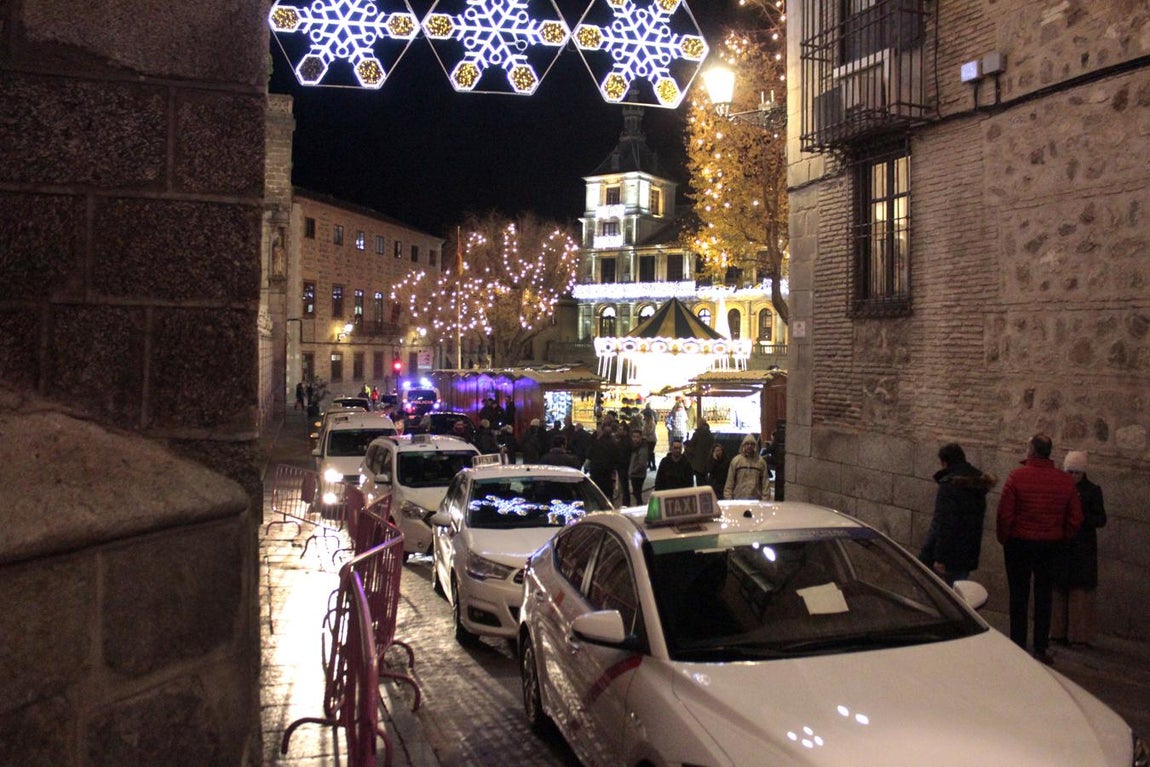 Los taxistas enseñan la navidad iluminada a los mayores