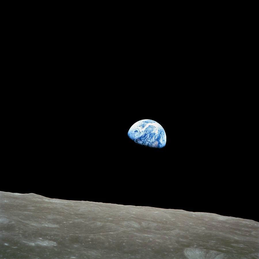 La misión Apolo VIII en imágenes. Fotografía de la Tierra desde la órbita lunar tomada por William Anders el 24 de diciembre de 1968 desde Apolo 8