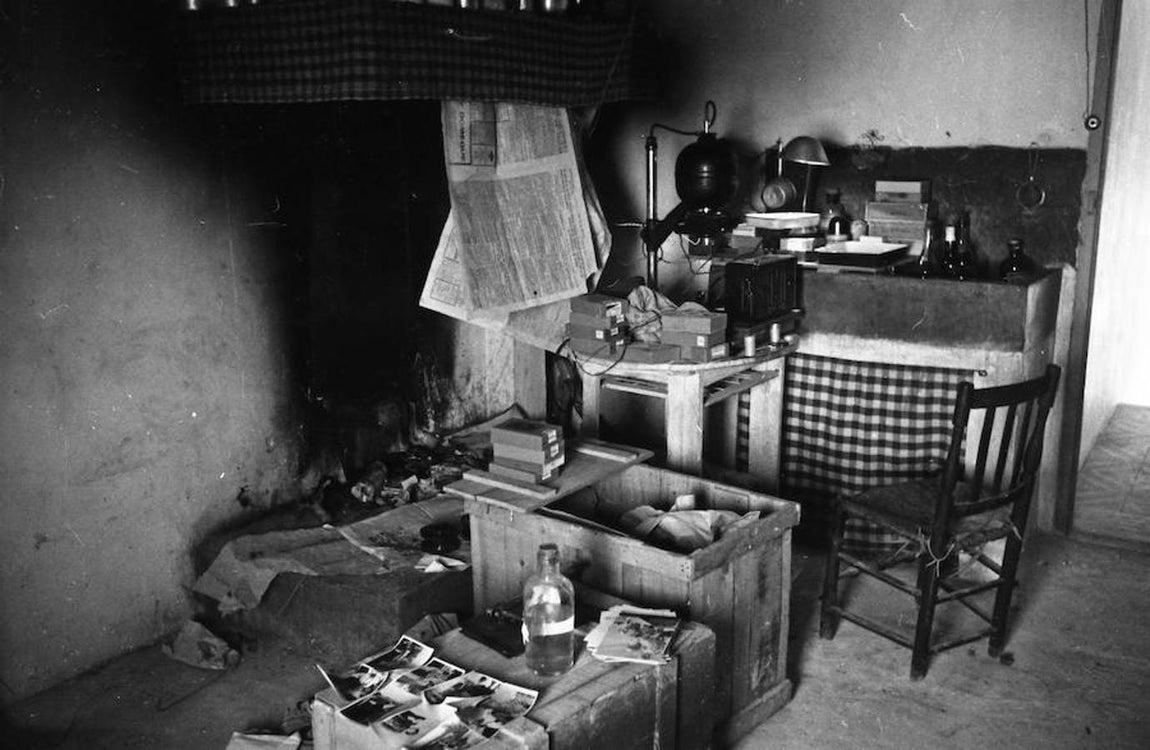 Improvisado laboratorio de revelado establecido por Sebastián Taberna en la cocinilla de una casa, en el frente de Guadalajara.. 