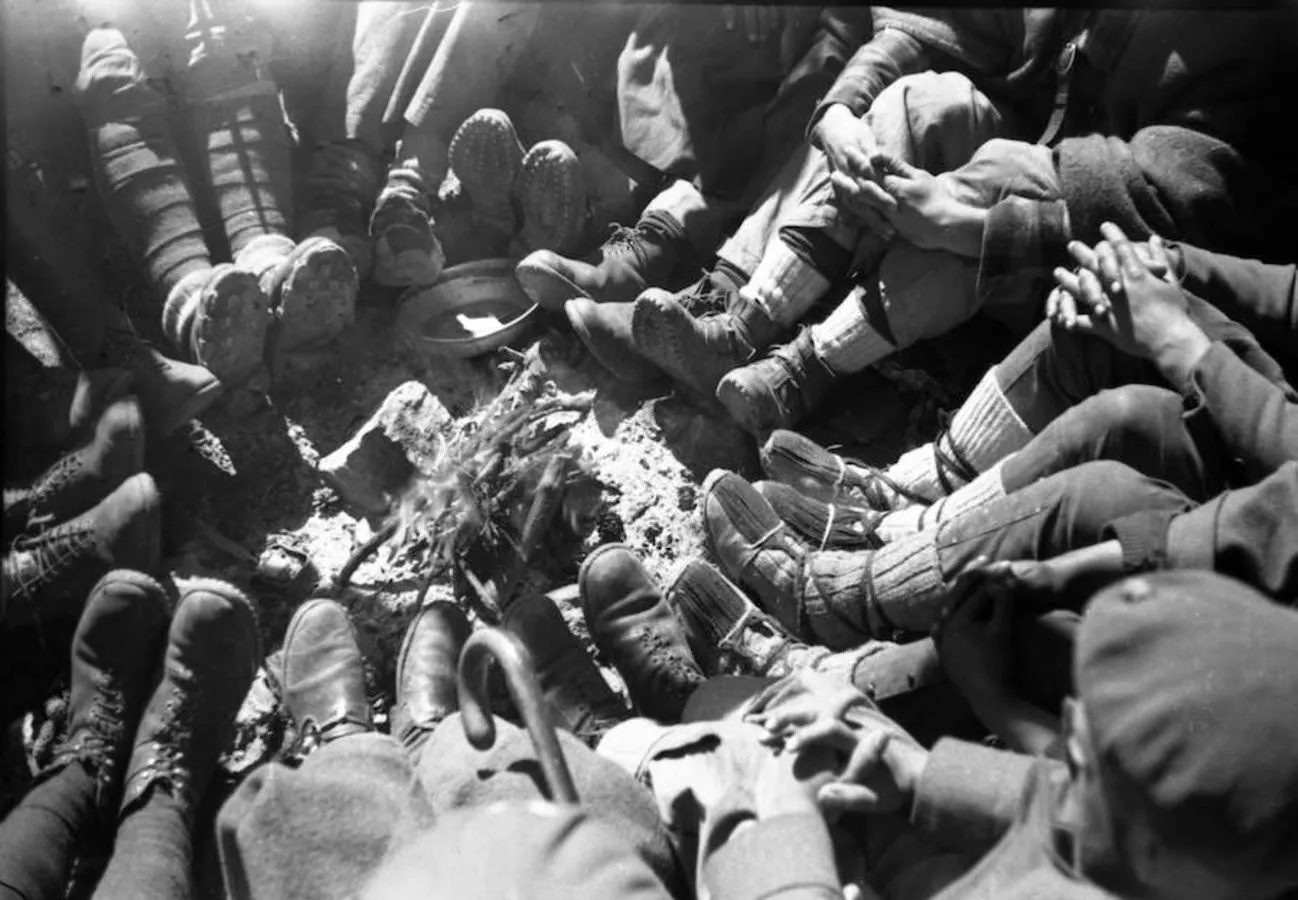 Requetés del Tercio del rey precariamente calzados “al calor” de la hoguera en el puerto de Navafría, en octubre de 1936. 