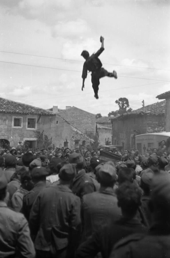 Voluntarios del Tercio del Rey manteando a un compañero en Casas de San Galindo, junio de 1937. 