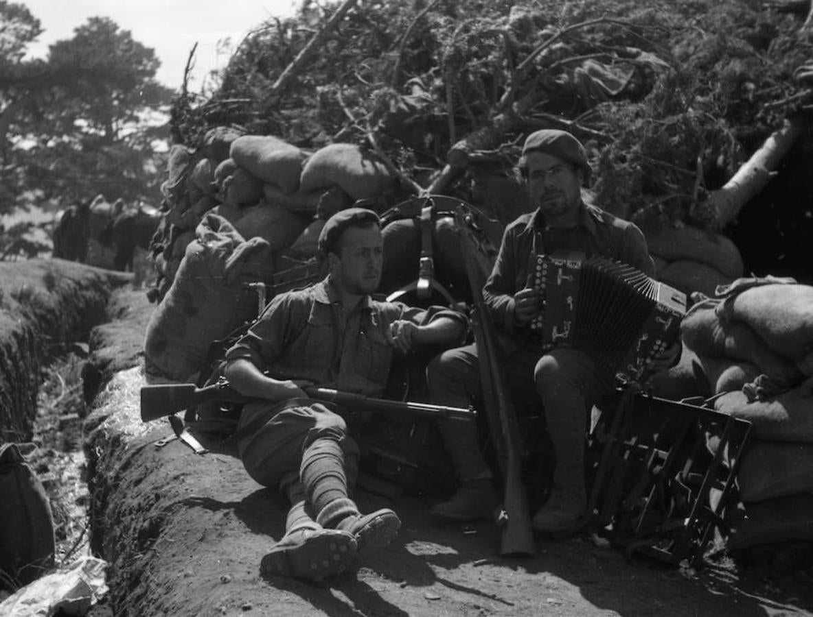 Tocando el acordeón en el campamento de Navafría, en septiembre de 1936. 