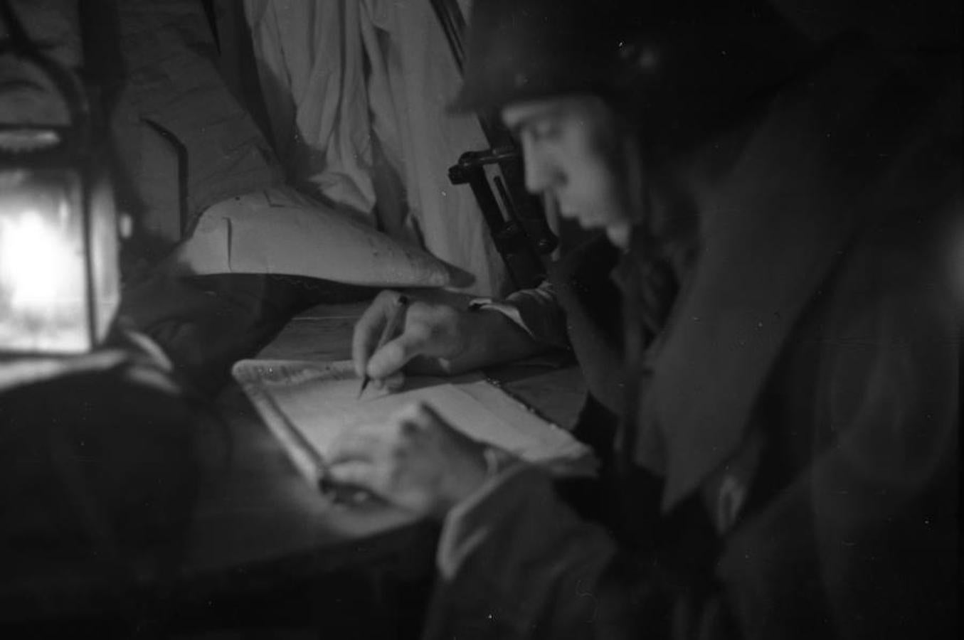 Escribiendo a la luz del farol, en Jadraque (Guadalajara). 