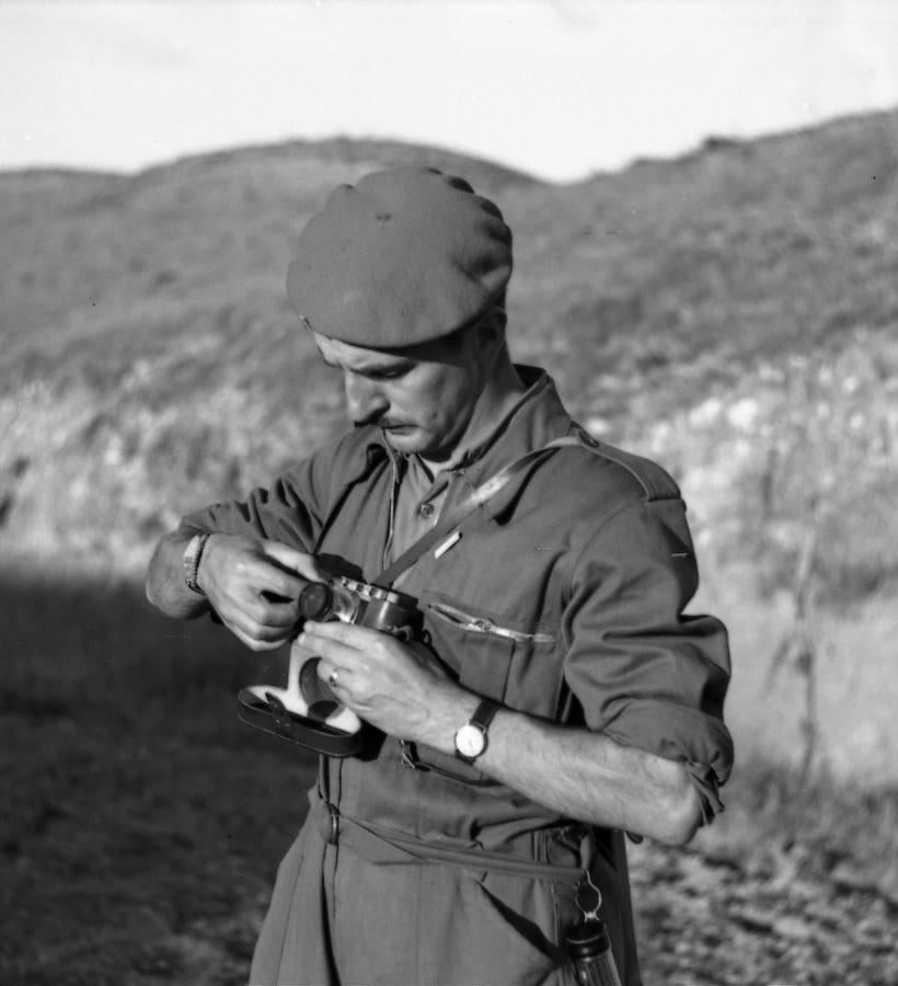 Sebastián Taberna con su cámara en Jadraque, en junio de 1937. 