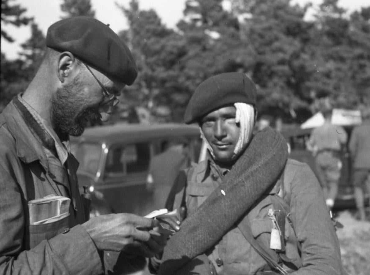 Enlace herido entrega un parte durante la toma del puerto de Navafría, el 19 de agosto de 1936.. 