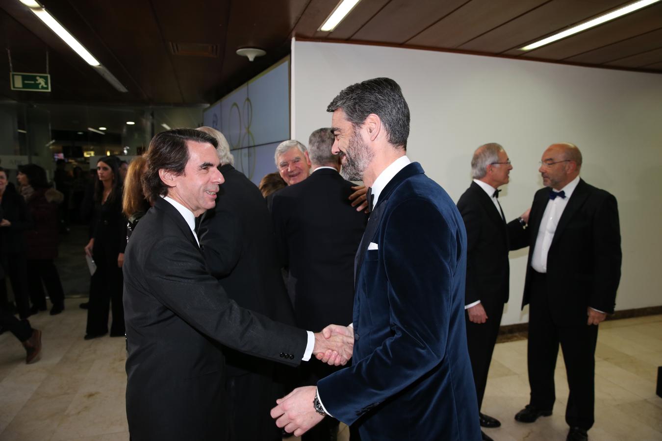 El expresidente del Gobierno, José María Aznar, saluda al consejero delegado de Vocento, Luis Enríquez.. 