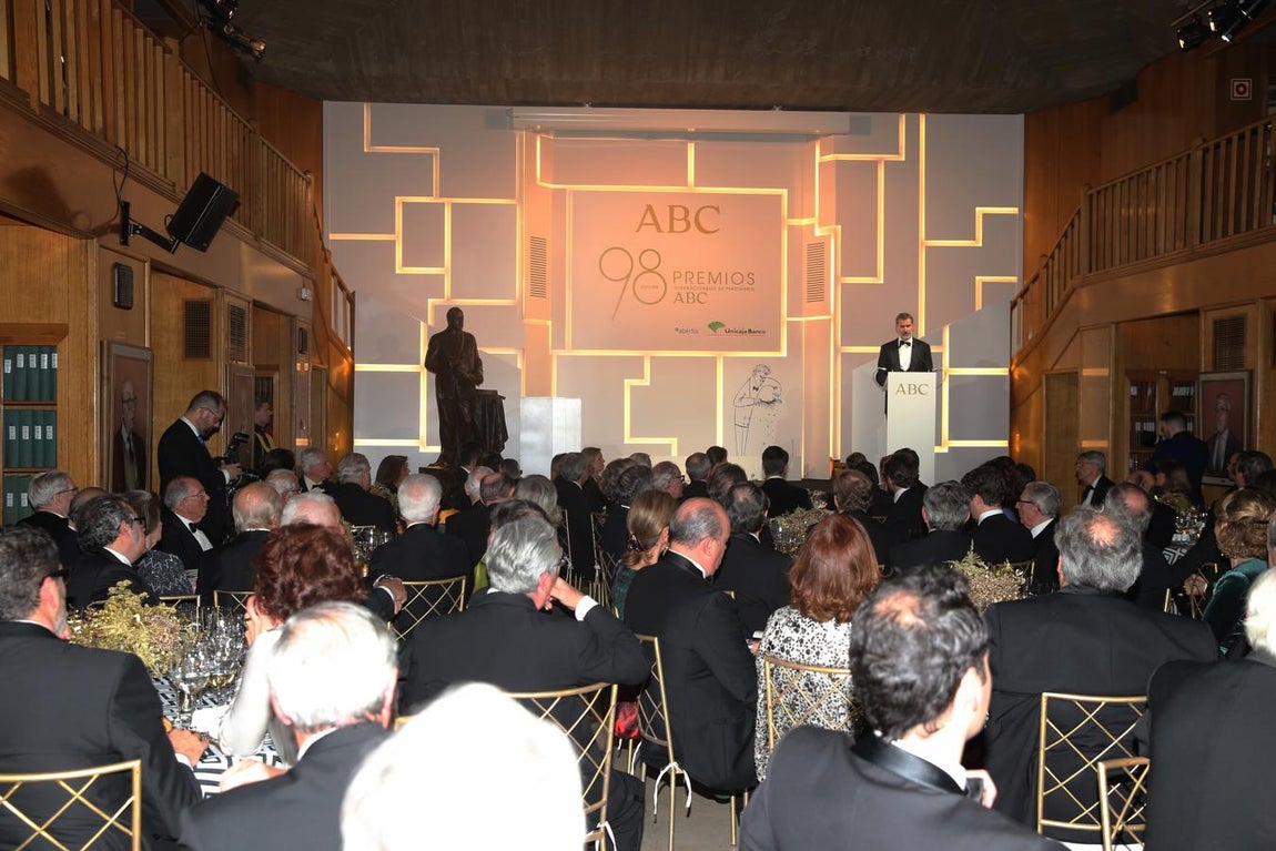 El Rey pronuncia su discurso ante los invitados a los premios Cavia.. 