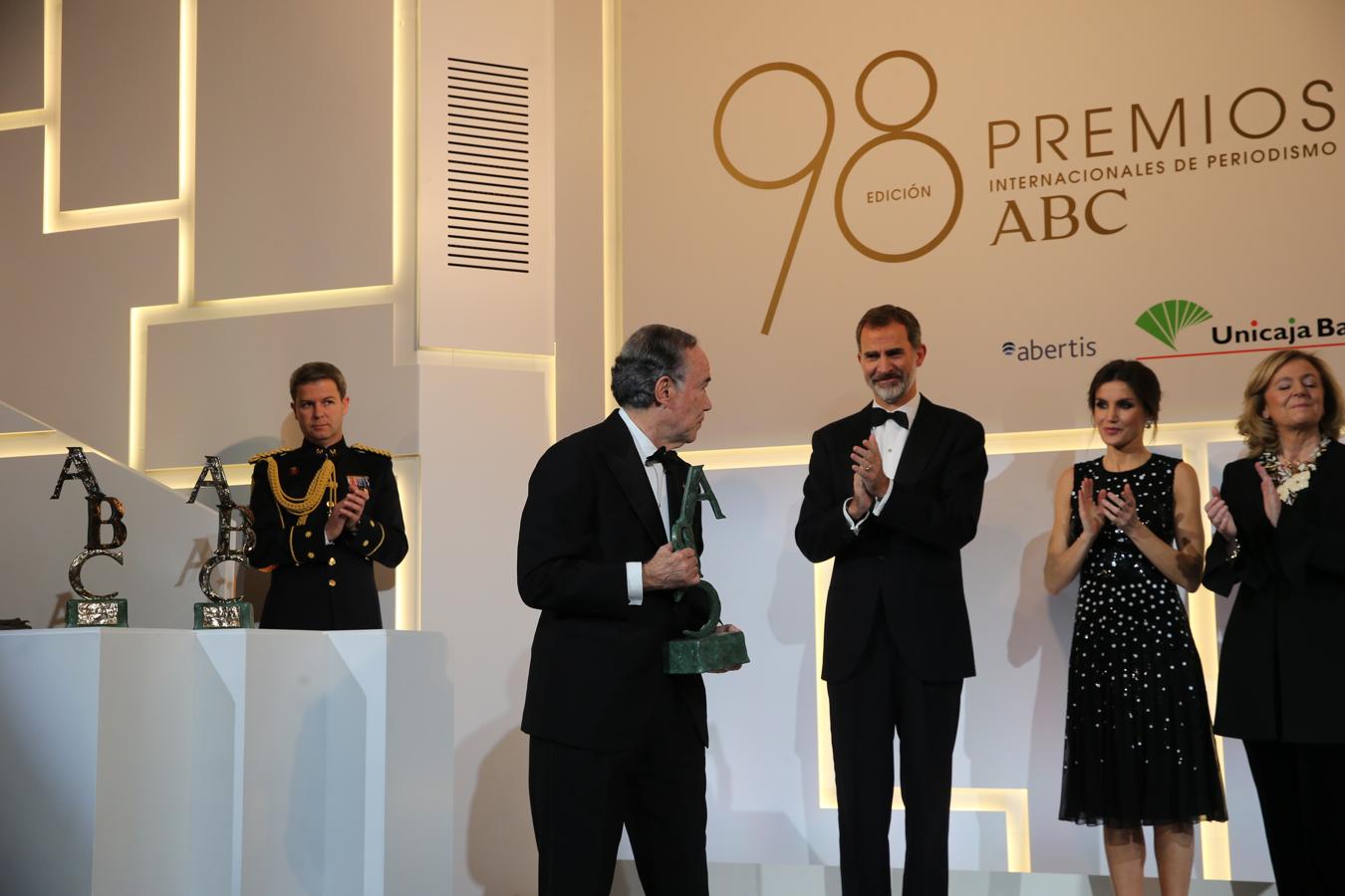 Gregorio Marañón es aplaudido por Don Felipe y Doña Letizia tras recoger el premio Mariano de Cavia.. 