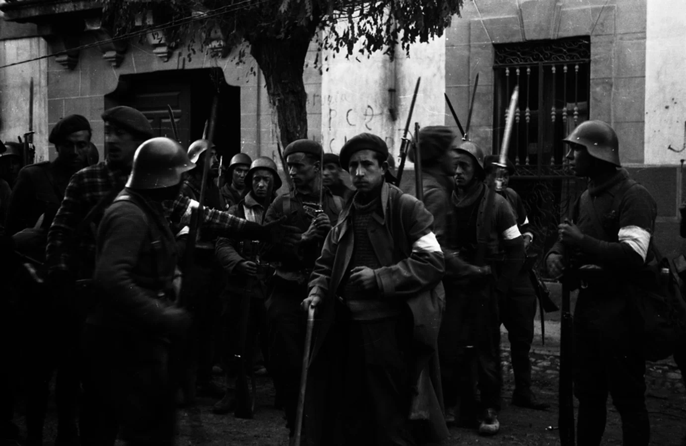 Requetés del Tercio de Valvanera concentrados antes del asalto a la catedral de Sigüenza, el 15 de octubre de 1936. 
