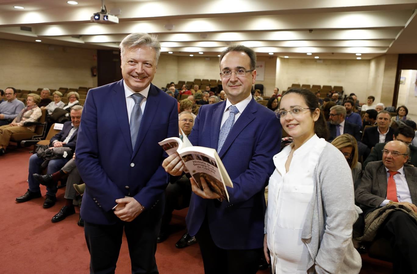 La presentación del libro de Luis Miranda sobre la Semana Santa de Córdoba, en imágenes