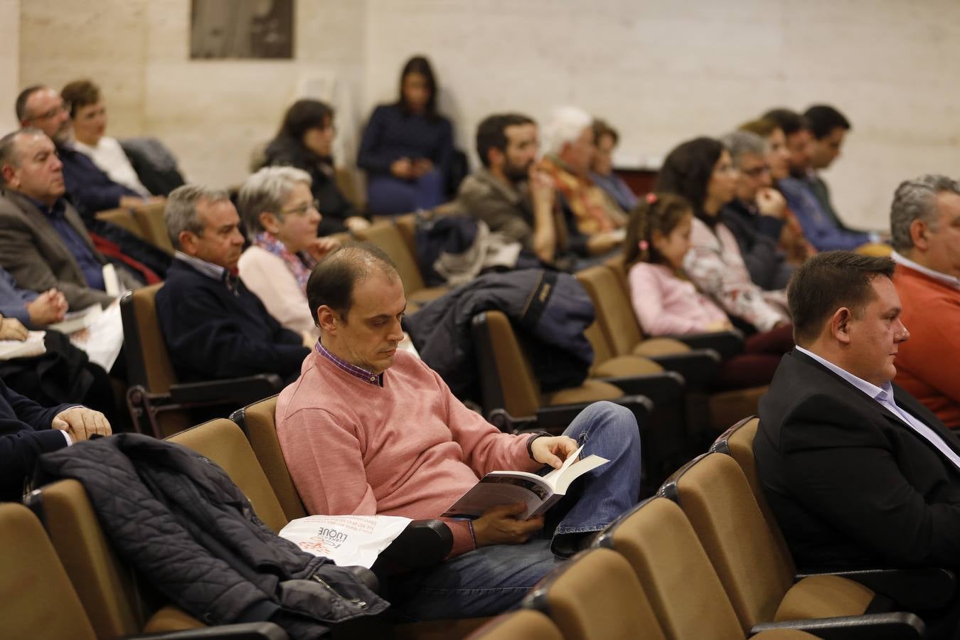 La presentación del libro de Luis Miranda sobre la Semana Santa de Córdoba, en imágenes