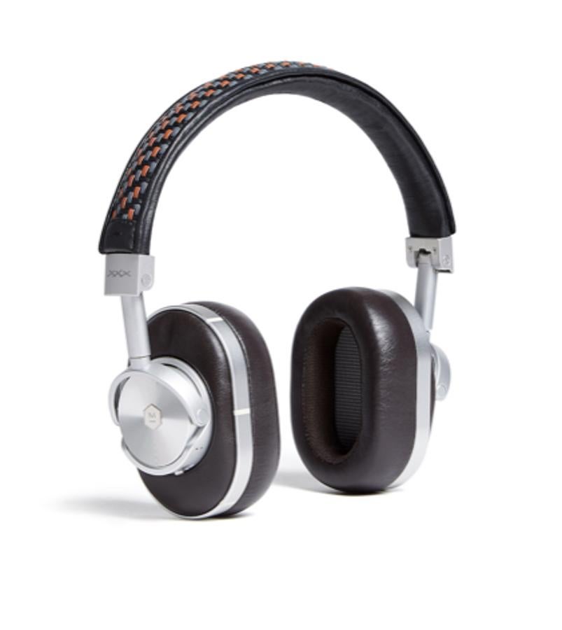 Auriculares. Estos auriculares inalámbricos de aluminio han sido diseñados por Zegna en colaboración con Master &amp; Dynamic. El artículo cuenta con diadema ajustable recubierta en Pelletessuta artesanal gris, con rayas de colores blanco y vicuña. También incorpora almohadillas para los oídos y detalles cosidos a mano. ¿Su precio? 699 euros.