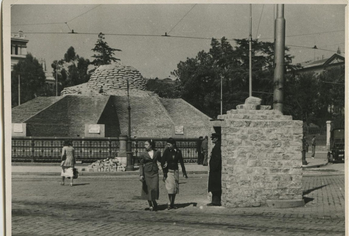La fuente de la Cibeles, en 1938, durante la Guerra Civil, fortificada contra obuses. 