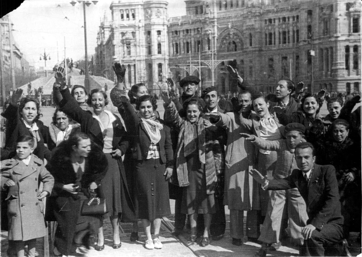 Varios vecinos de Madrid hacen el saludo franquista el día que se anunció, en abril de 1939, el fin de la Guerra Civil. 