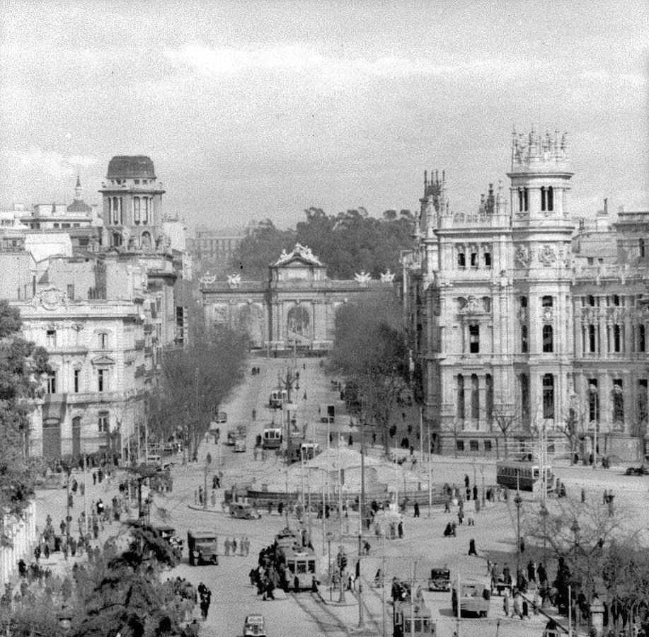 La Cibeles, con la Puerta de Alcalá al fondo, a comienzos de 1939. 