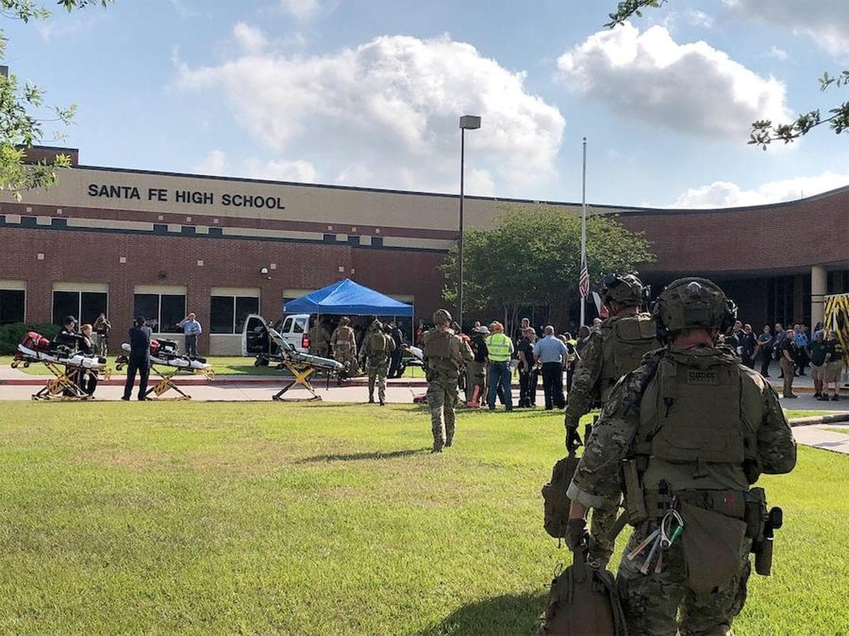 Miembros de la fuerza de seguridad y del equipo médico en el instituto de Santa Fe donde un estudiantearmado abrió fuego contra varias personas en Texas (Estados Unidos). 