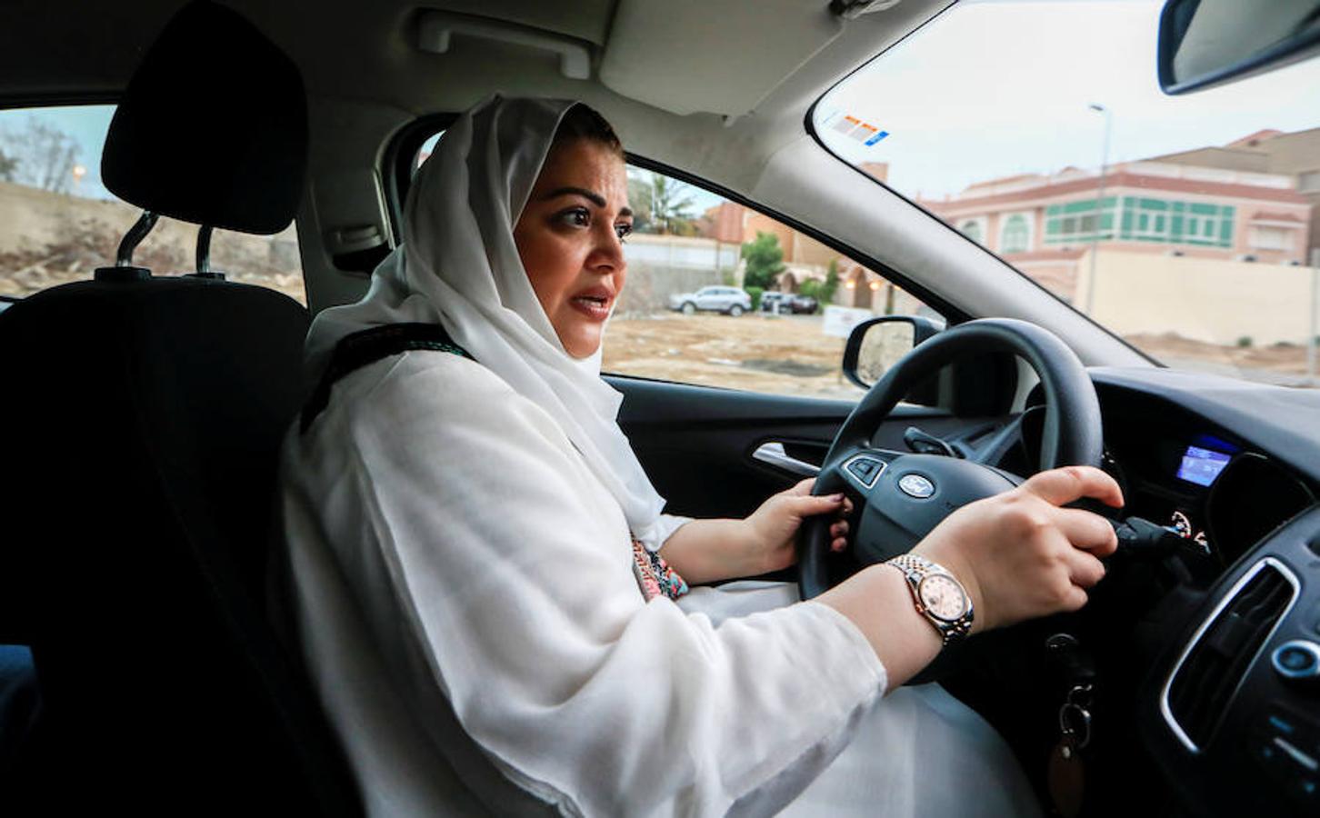 Una mujer conduce en Jeddah, Arabia Saudí, después de que se aboliera la prohibición de décadas por laque las mujeres no podían conducir. 