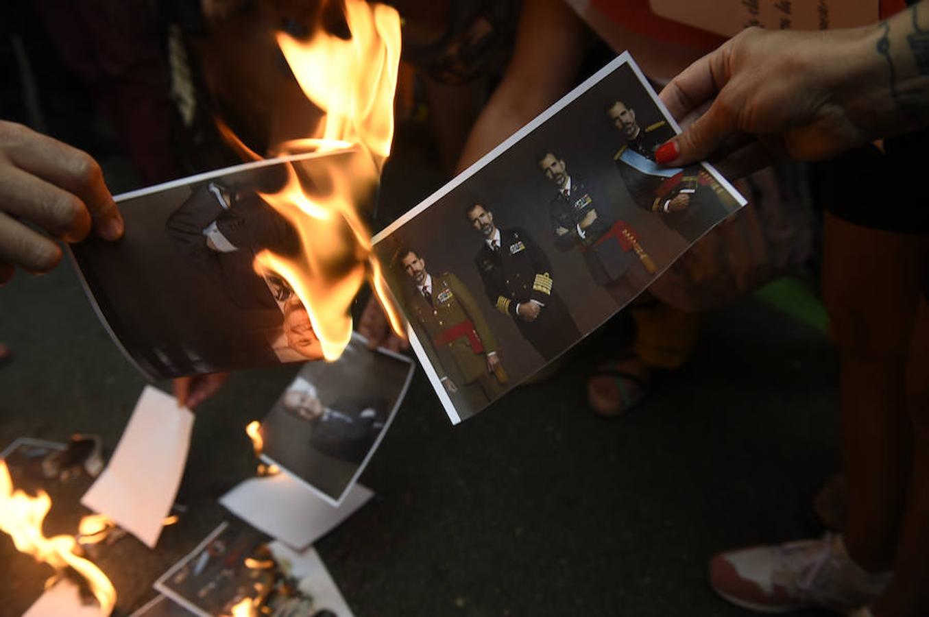 Quema de fotos del Rey y el juez Llarena en una protesta del CDR en la sede del PDCat. 