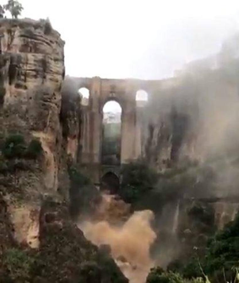 Graves inundaciones en Andalucía. El impresionante torrente que pasa por el tajo de Ronda. 