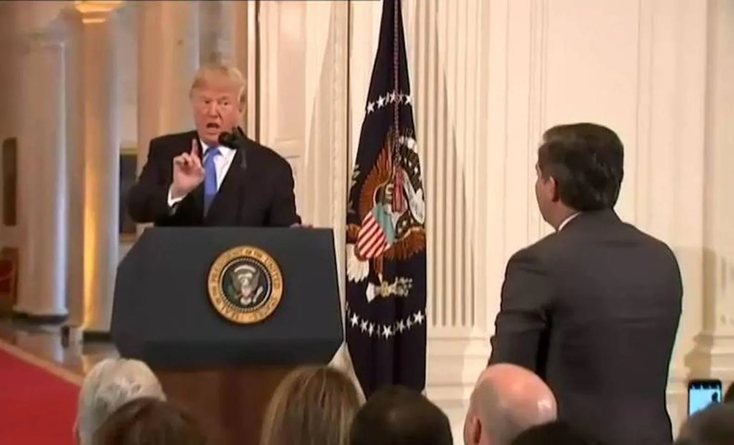 Trump se enzarza con un periodista de la CNN en una rueda de prensa antes de expulsarle de la CasaBlanca. 