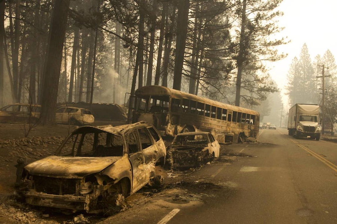 Coches calcinados y bosques arrasados tras los incendios de California. 
