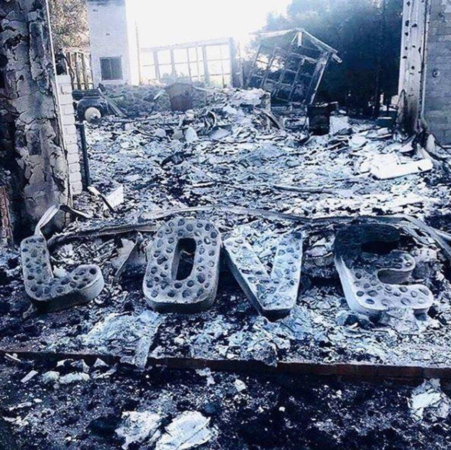 El actor Liam Hemsworth muestra en su Instagram cómo quedó su casa tras los incendios de California. 