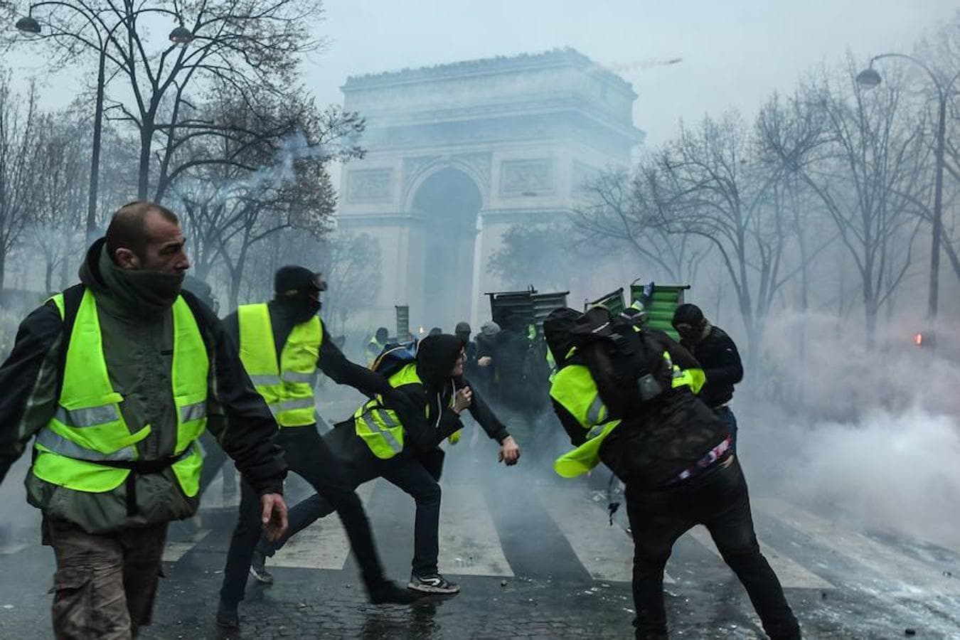Los «chalecos amarillos» protestan en París contra Macron por la subida del precio del carburante. 