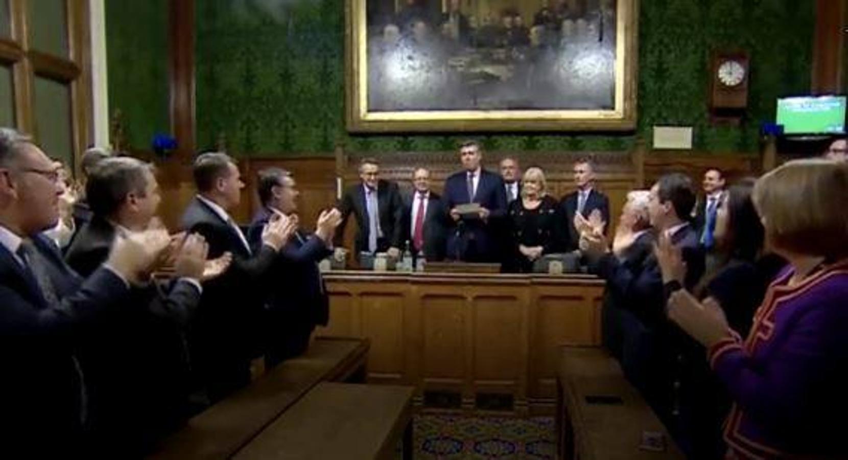 Momento de la lectura tras la votación secreta para la moción de confianza de Theresa May, que obtuvo200 votos a favor y 117 en contra. 