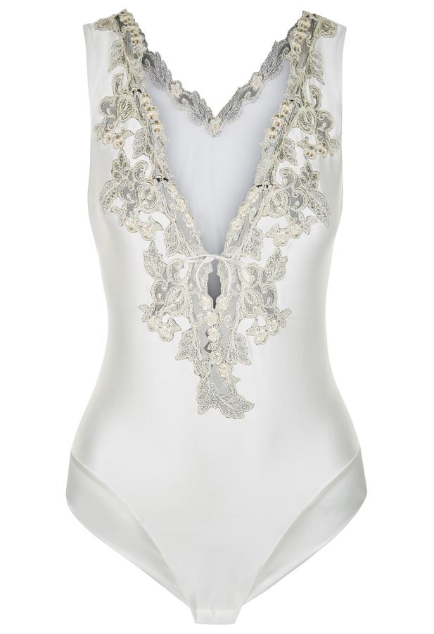 La Perla es la marca de lencería premium italiana que se especializa en el diseño de corsés exclusivos, a partir de tejidos únicos. La principal apuesta de La Perla son los diseños que moldean la figura de la mujer, aprovechando siempre todas sus curvas. Este body bordado está disponible por 580 euros.