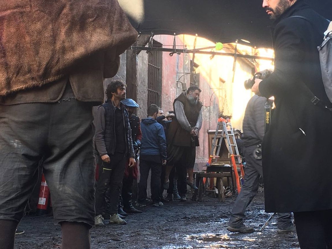 Uno de los figurantes aparecerá ahorcado en pantalla. 