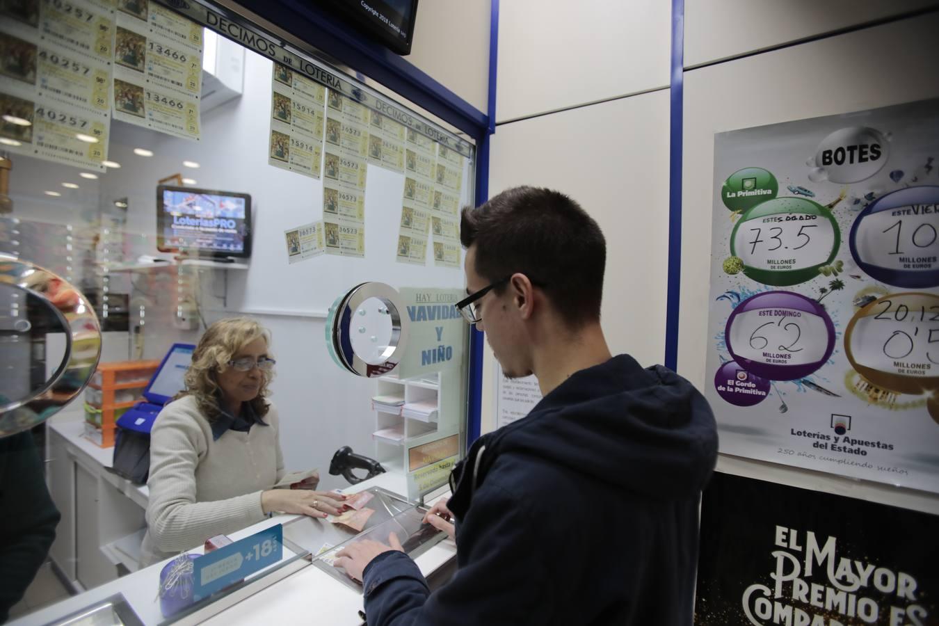 Colas para comprar lotería en Sevilla hasta el último momento