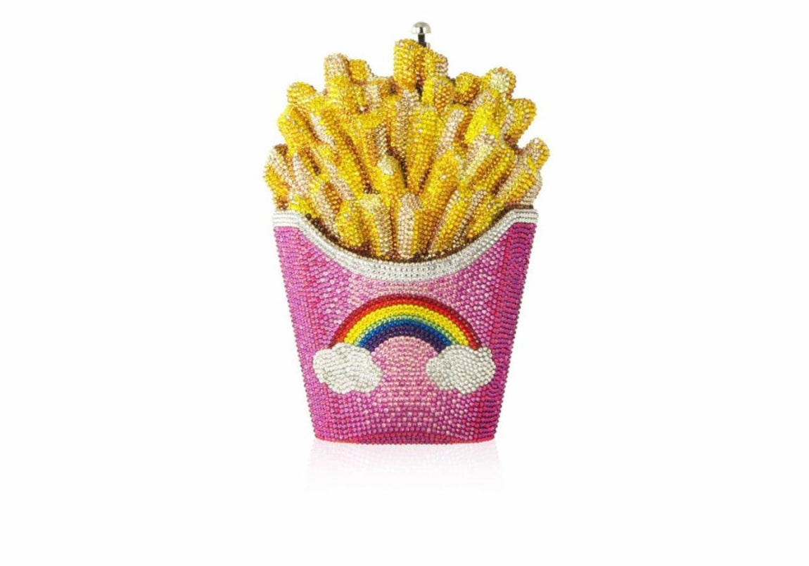Judith Leiber. Este bolso con forma de caja de patatas fritas se hizo viral en el mes de septiembre cuando la empresaria Kim Kardashian lo llevó en un evento. El mini bolso brilla gracias a los miles de cristales multicolor que lleva y son los que hacen que esta pieza llegue a costar 5.000 euros. Judith Leiber ha sido la encargada de sacarlo a la venta junto a otros con forma de hamburguesa, fajo de billetes e incluso helado.