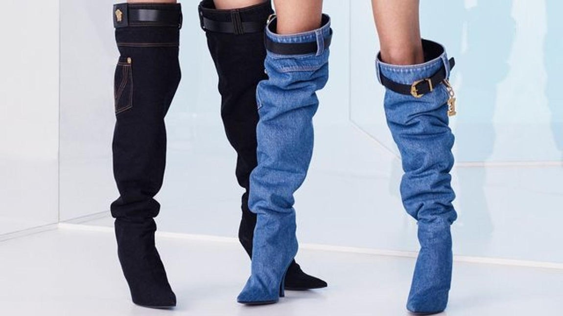 Versace. Nadie supo de la existencia de estas botas hasta que la cantante Jennifer Lopez las usó junto a un vestido camisero blanco. ¡No pasó desapercibida! Las botas están inspiradas en unos vaqueros, con cinturón incluido, y se han vuelto virales desde entonces. Pertenecen a la colección Resort SS2019 de Versace y han sido confeccionadas en piel y mezclillas. Su precio será de 2.000 euros.