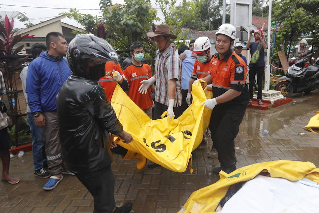 De los fallecidos, 92 han sido registrados en Pandeglang y 35 en Lampung Sur. 