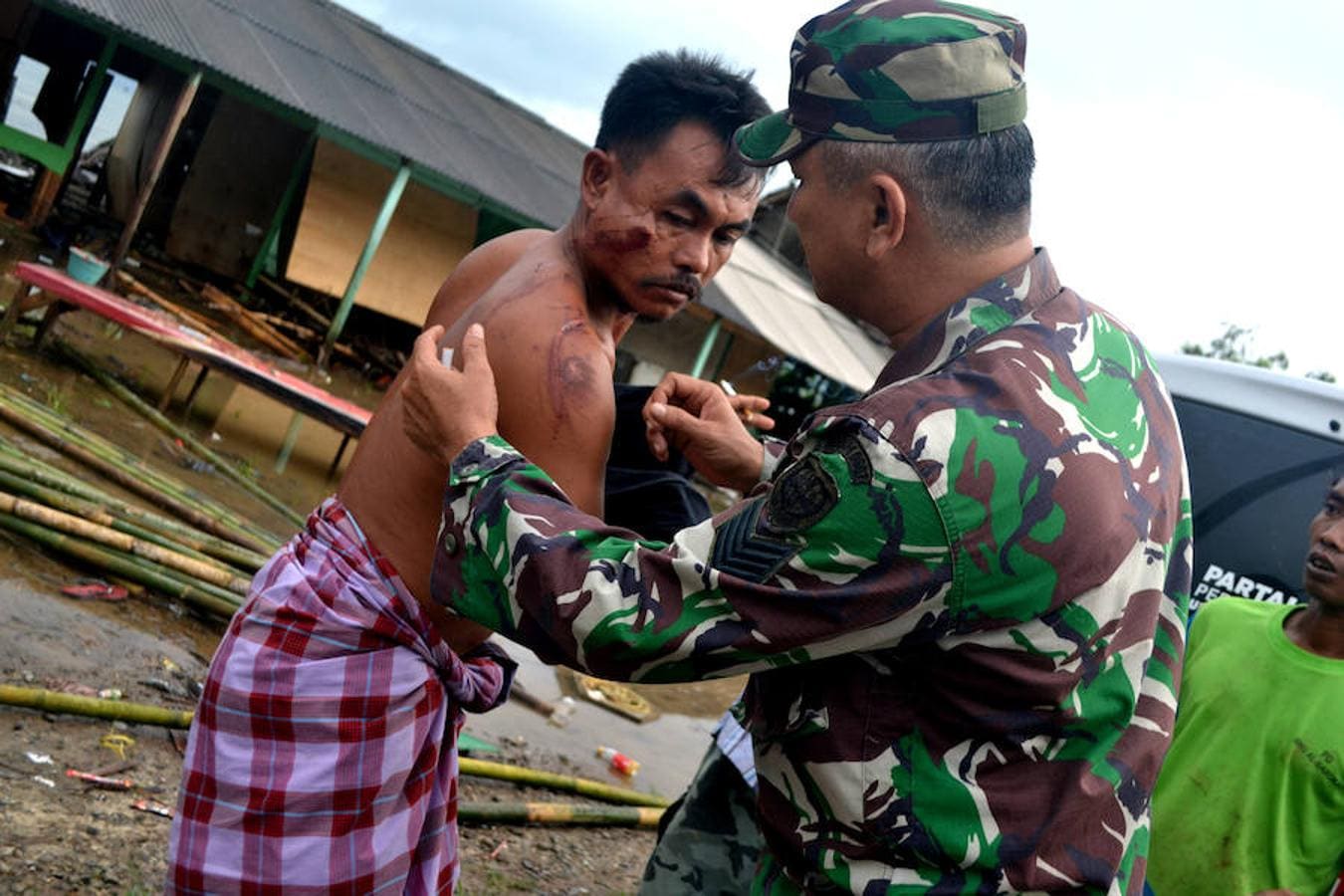 Al menos 222 muertos y más de 800 heridos por el tsunami en Indonesia