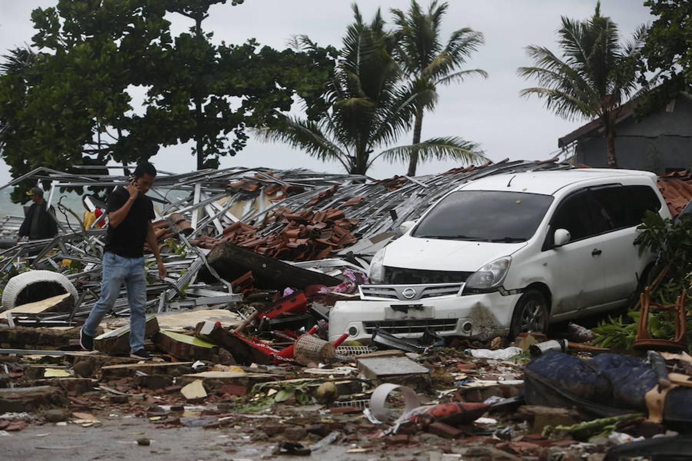 El tsunami afectó especialmente al distrito de Pandenglang, a unos 100 kilómetros al oeste de Yakarta y un enclave vacacional para los capitalinos, donde muchos turistas se encontraban en las playas cuando golpearon estas las olas gigantes, señaló Sutopo. 