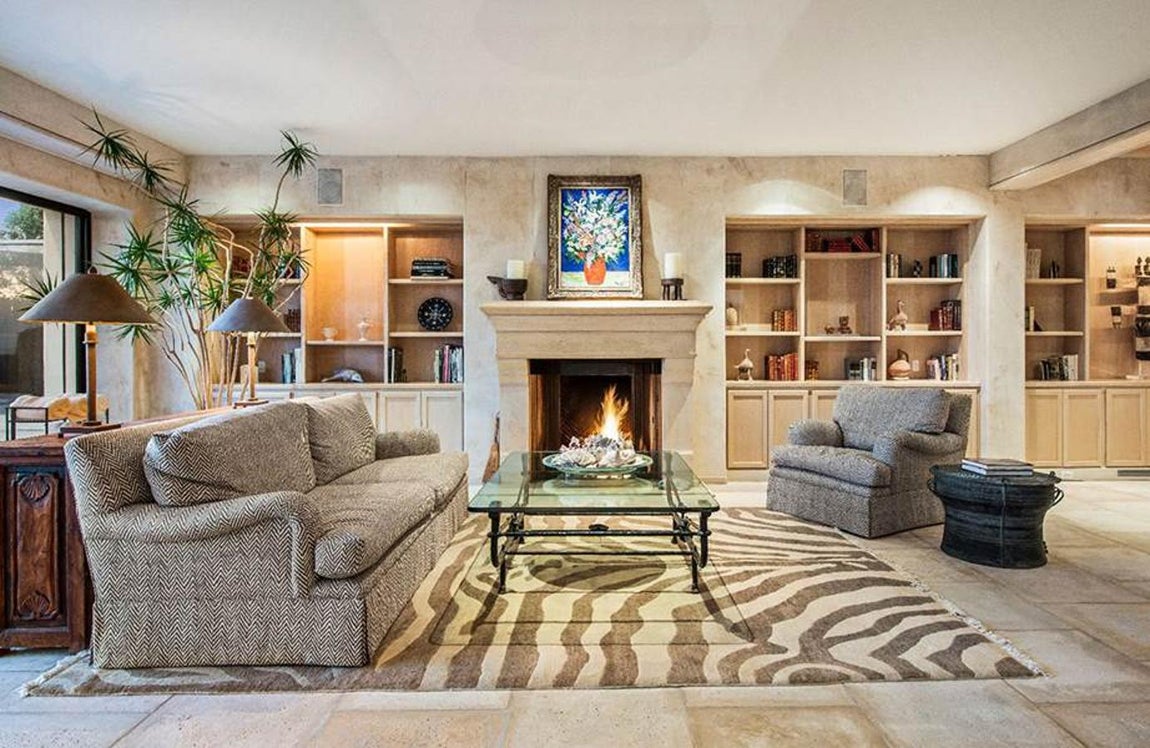 El salón principal con chimenea. El hogar, conocido como ‘Sinatra Beach House’, cuenta con dos pisos de casi 1.800 metros cuadrados. Tiene siete dormitorios y nueve baños. Además, la suite principal tiene además un salón, chimenea, baños dobles, una sauna y su propia peluquería. ¿Qué más se puede pedir?