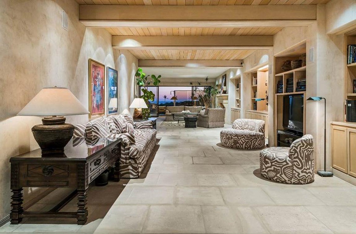 Descansillo. La mansión está llena de luz gracias a todas las ventanas que se encuentra repartidas por todo el hogar y sus impresionantes vistas a la playa, la cuál tienen a solo unos pasos. Aunque la vivienda está junto a otras casas, cuenta con un amplio patio de césped y plantas.