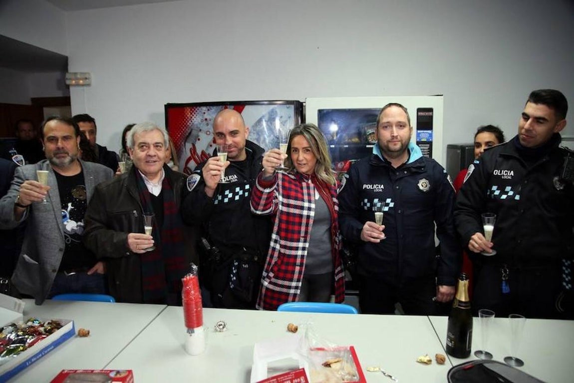 Los políticos felicitan la Navidad y .... se van de migas